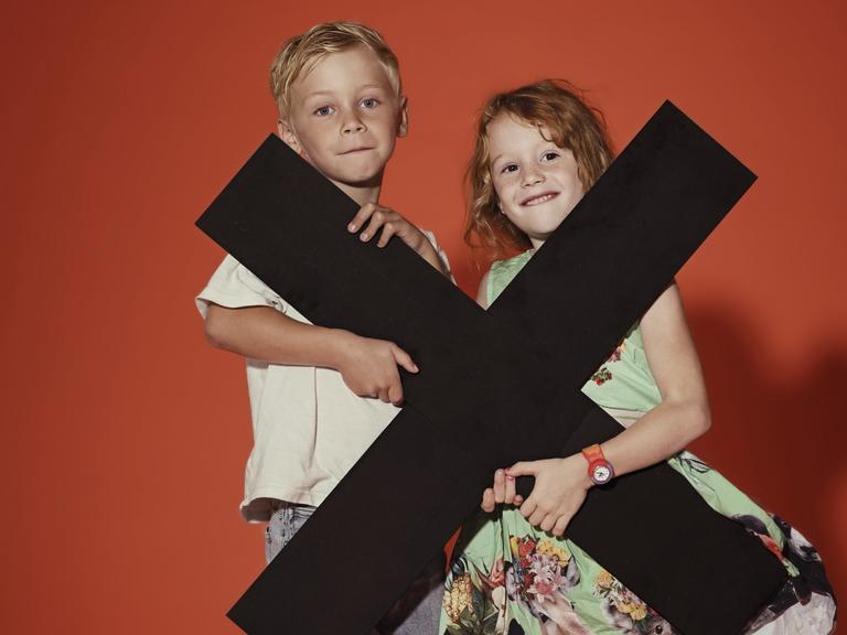 To børn holder et stort kryds